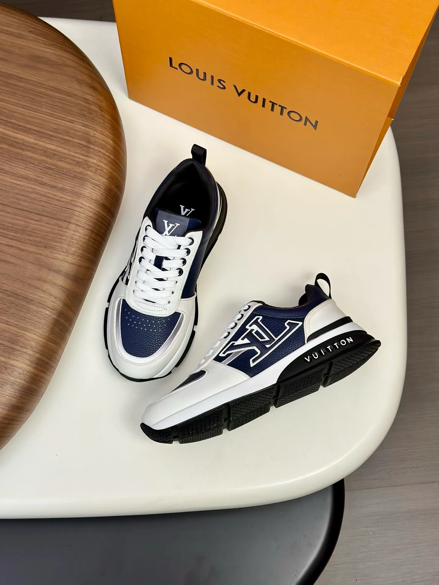 [L Family] Top P: 840💰 Size: 39-44 (38.45 can be customized) Lujia new color matching men's 🧍‍♂️trainer sneakers, this LV Trainer sneaker is made of soft grained calfskin, showing pure colors, the brand was born in 1854, the designer's handwritten brand logo is embellished on one side, virgil Designed by abloh himself, it is a very commemorative sneaker, the new LV Louis Vuitton trainer sneaker low casual sports culture versatile basketball shoes